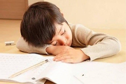 小孩上課注意力不集中是什么原因？